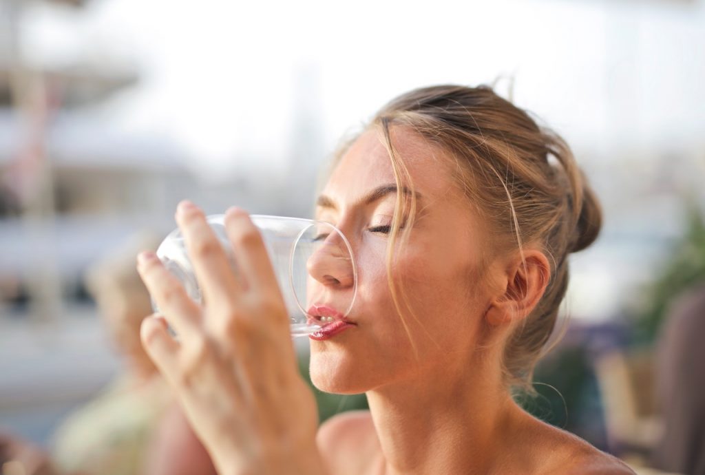 Femme qui boit de l'eau