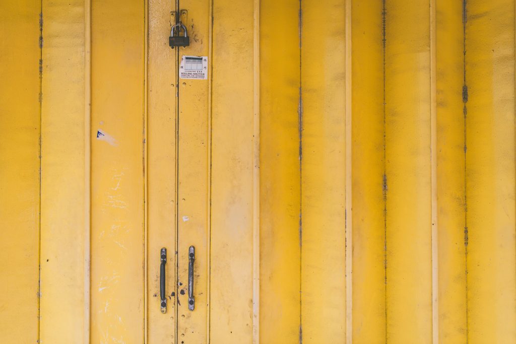 Gros plan sur une porte de garage pliante en métal jaune