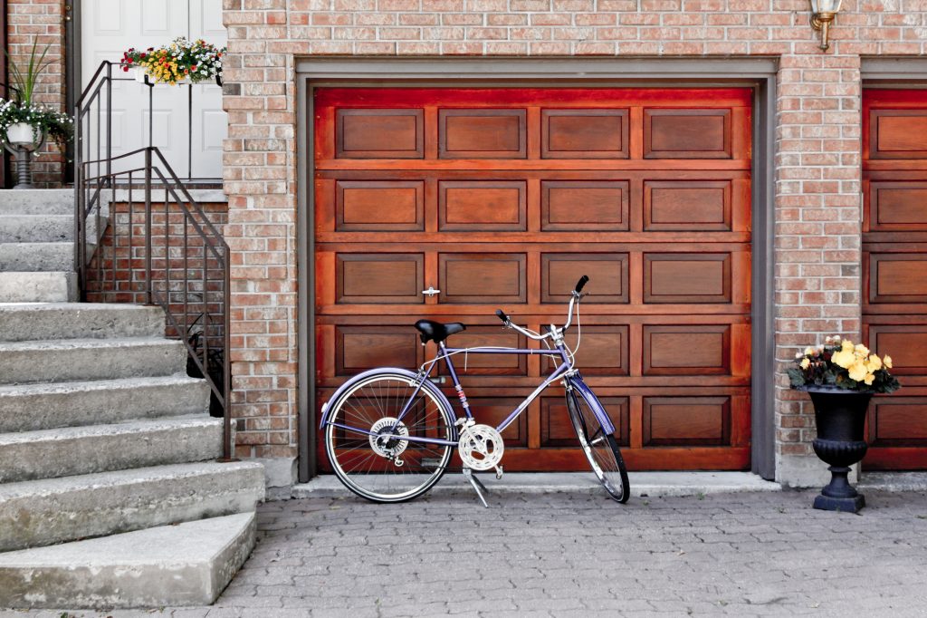 Porte de garage basculante en bois 