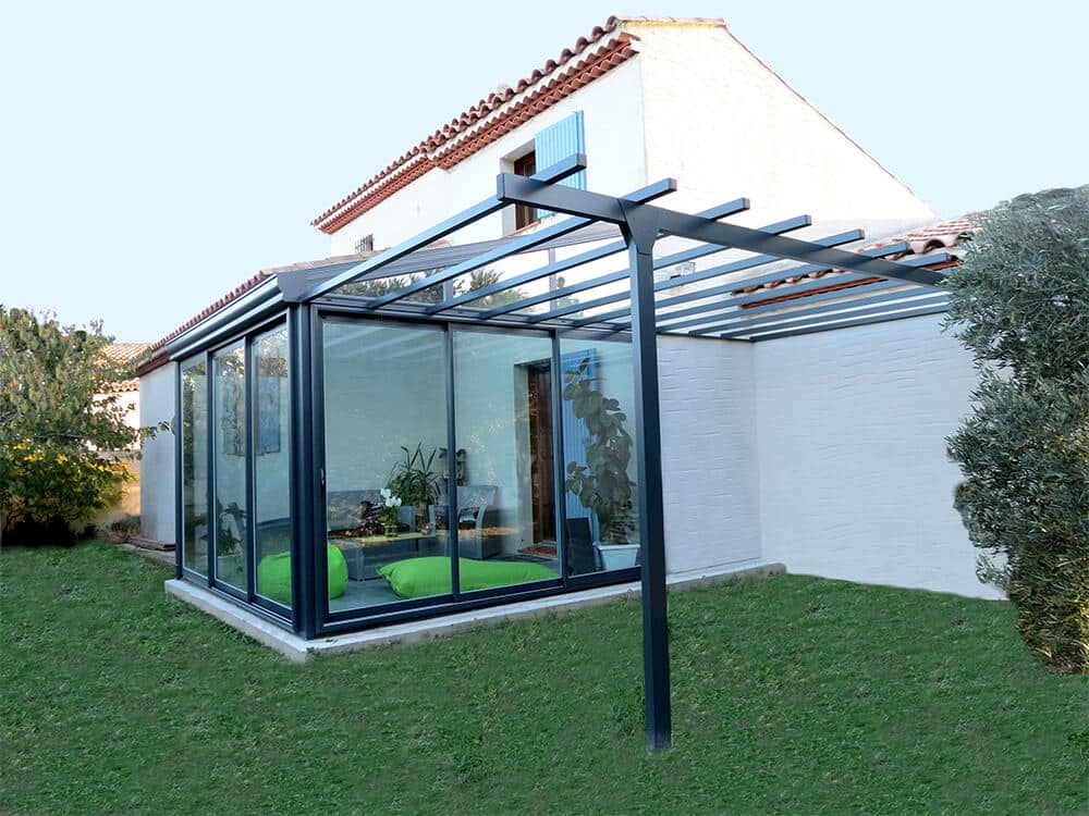 Une véranda couplée avec une pergola pour une maison design