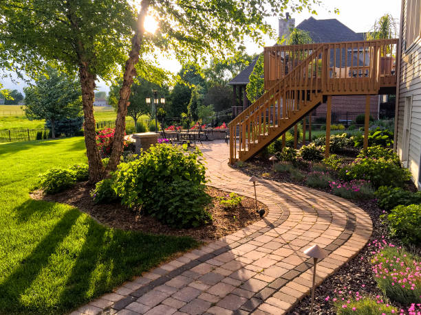 Allée de jardin pavée entourée de pelouse et de végétation