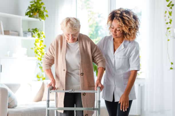 Personne âgée en déambulateur qui se déplace dans sa maison aménagée pour les personnes âgées