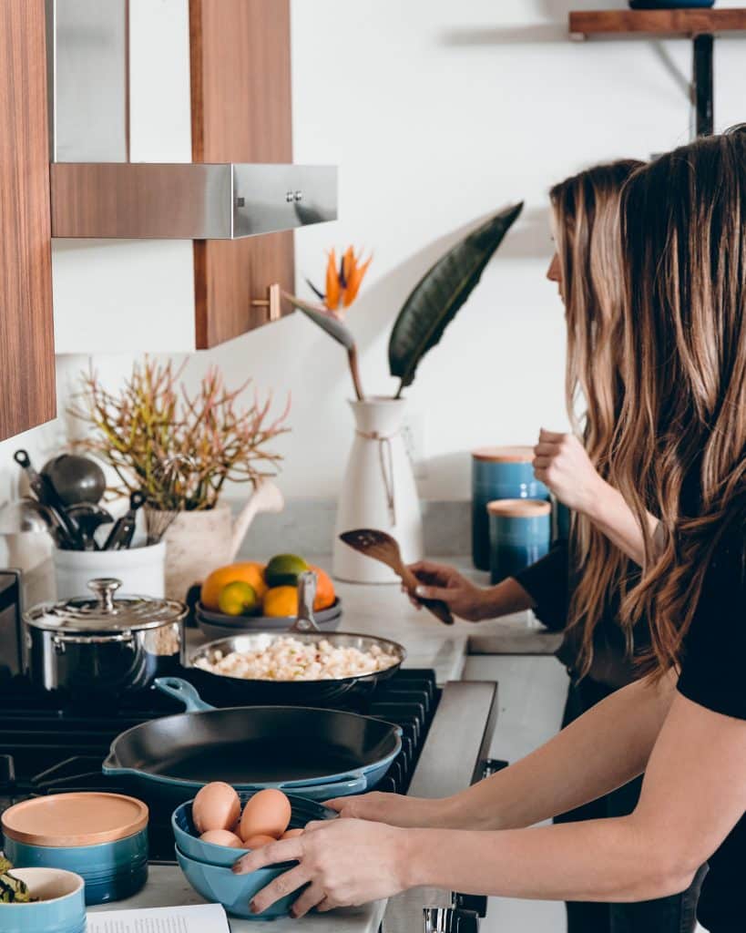 Femme en train de cuisine sur des plaques de cuisson à induction