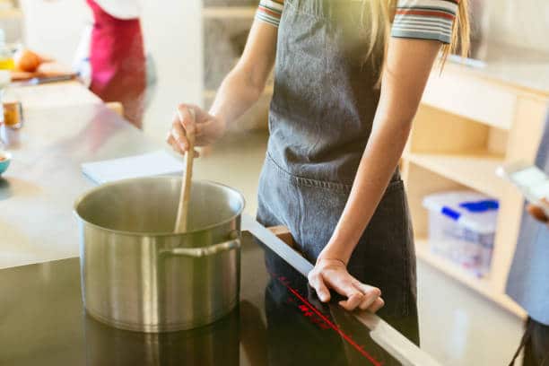 Femme en train de cuisine