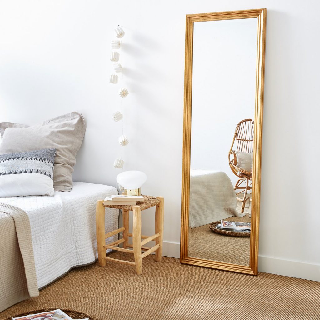 Miroir psyché en bois dans une chambre