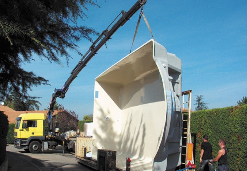 livraison d'une piscine coque avec camion et grue