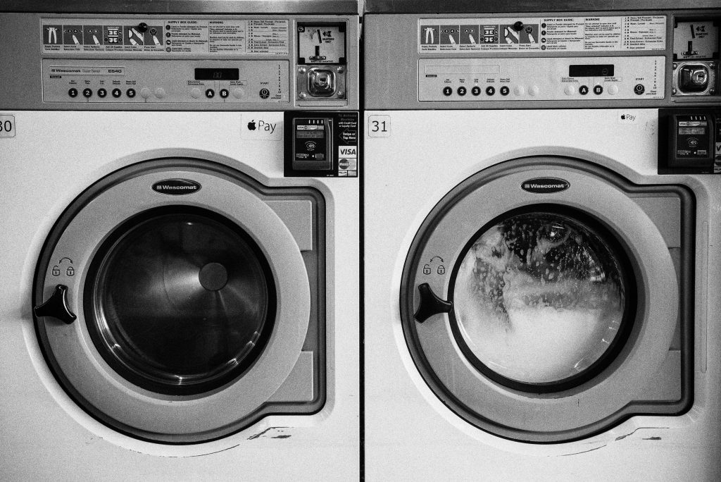 machine à laver et sèche linge s'ouvrant par le devant