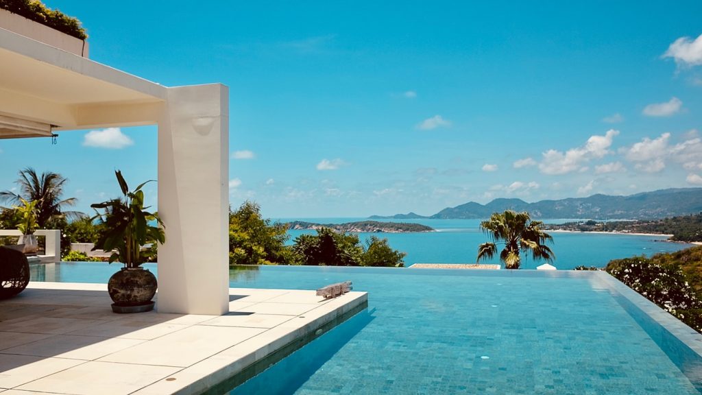 Piscine à débordement dans une villa de luxe