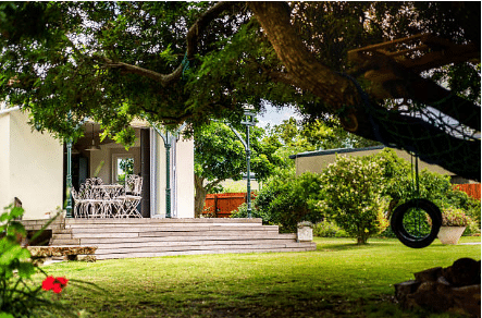 extérieur de maison avec terrasse et salon de jardin