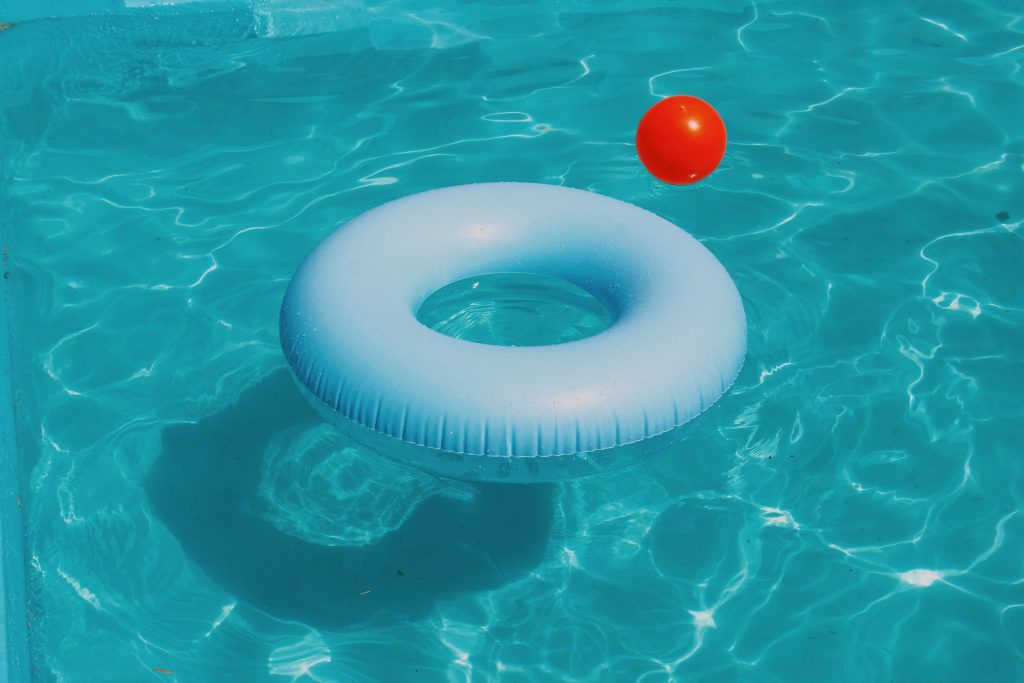 Bouée et ballon dans une piscine