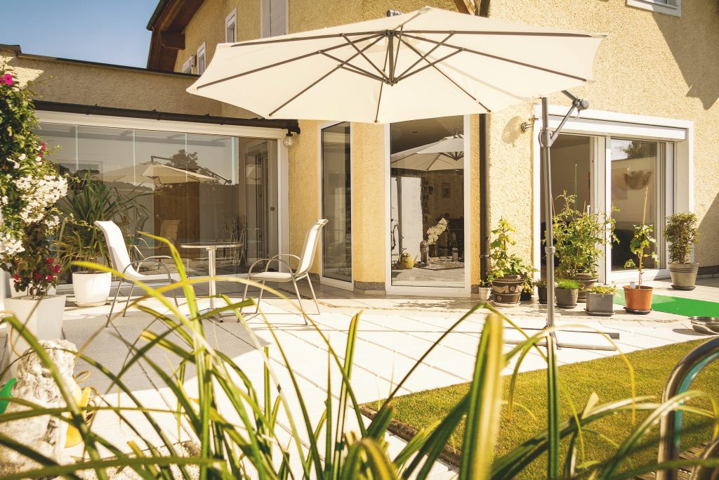 Une terrasse moderne avec parasol