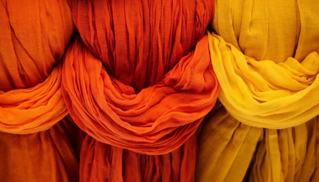 3 foulards respectivement orange, rouge et jaune