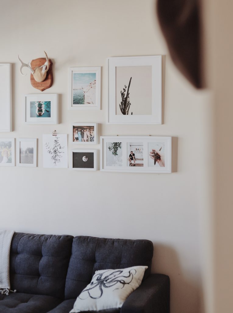 Comment habiller un mur blanc au salon ?