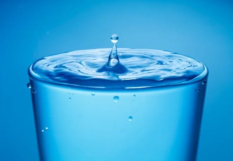 verre deau - Quels sont les avantages des adoucisseurs d’eau ? Quels sont les avantages des adoucisseurs d’eau ?