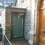 Ascenseur PMR 150x150 - Comment bien choisir sa porte de garage ?