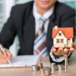 Agent immobilier qui fait l'estimation d'une maison avant une vente immobilière