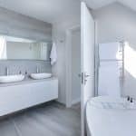 Salle de bain dans les tons clairs