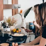 Femme en train de cuisine sur des plaques de cuisson à induction