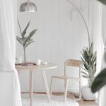 salon avec parquet et déco minimaliste