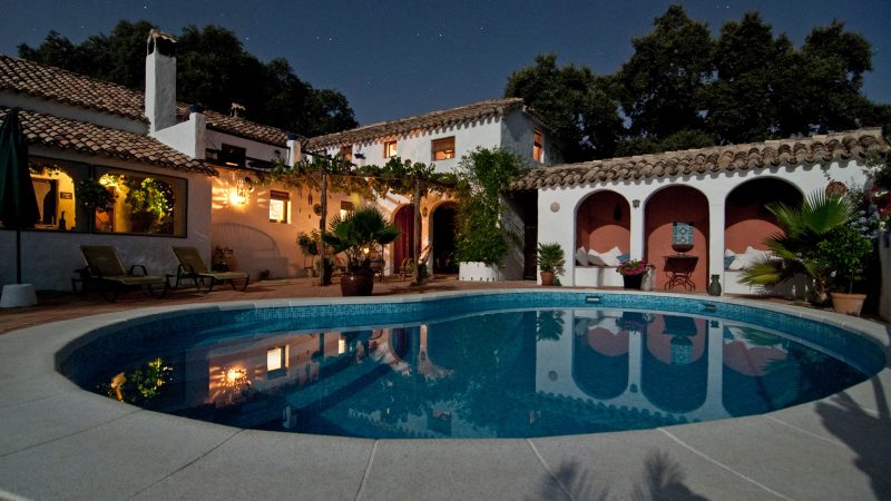 Une villa avec piscine