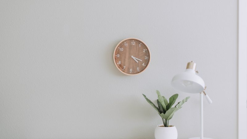 Comment habiller un mur blanc au salon ?