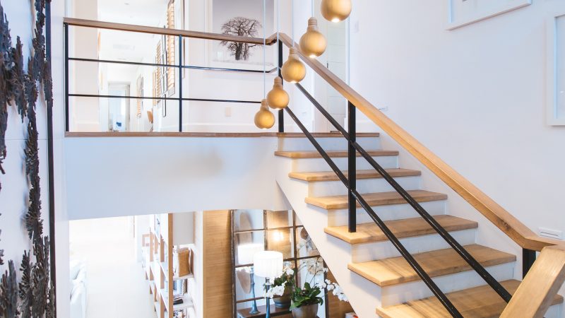 Quelle couleur pour une entrée avec un escalier en bois ?