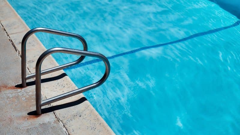 Comment traiter l’eau d’une piscine au sel ?