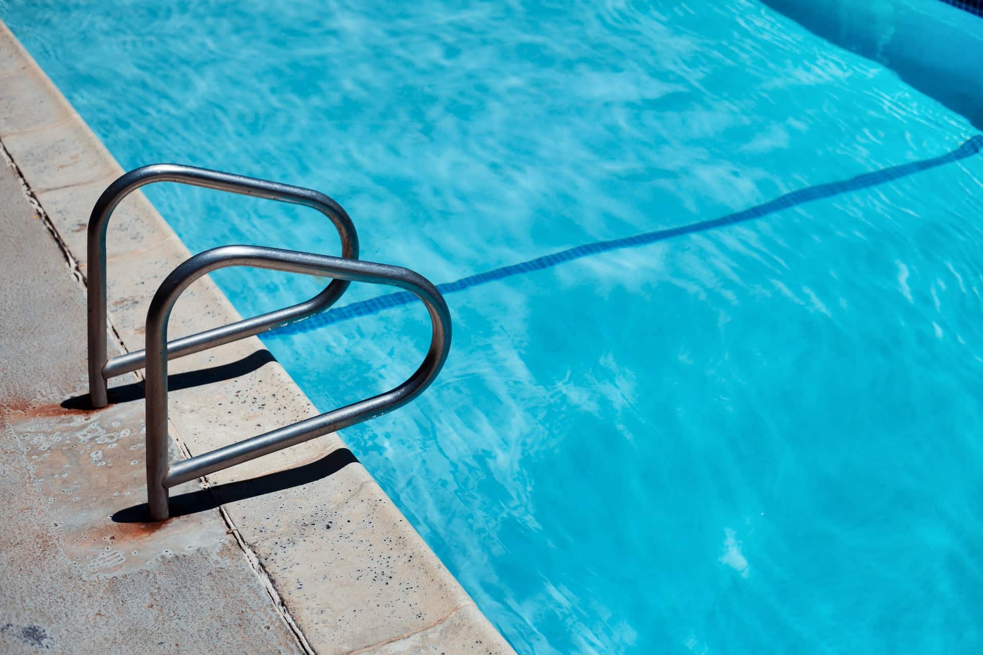 Comment traiter l’eau d’une piscine au sel ?