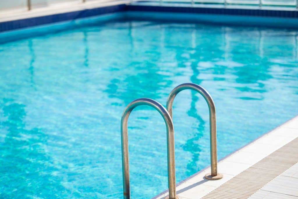 piscine semi-enterrée