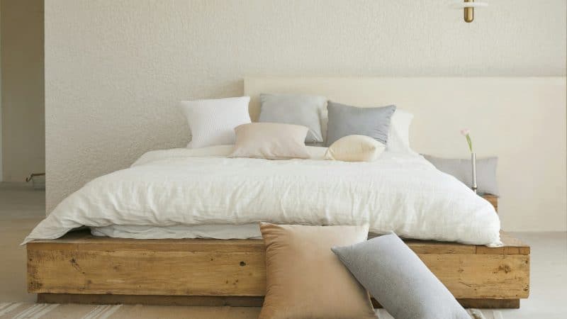 Dormir dans une couleur : la chambre monochrome radicale
